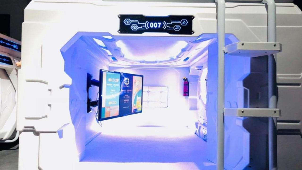 Met A Space Pod At Arab Street Singapur Exterior foto
