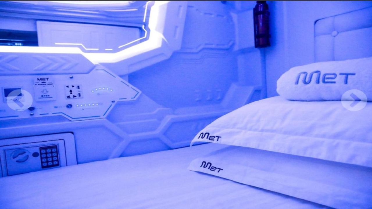 Met A Space Pod At Arab Street Singapur Exterior foto