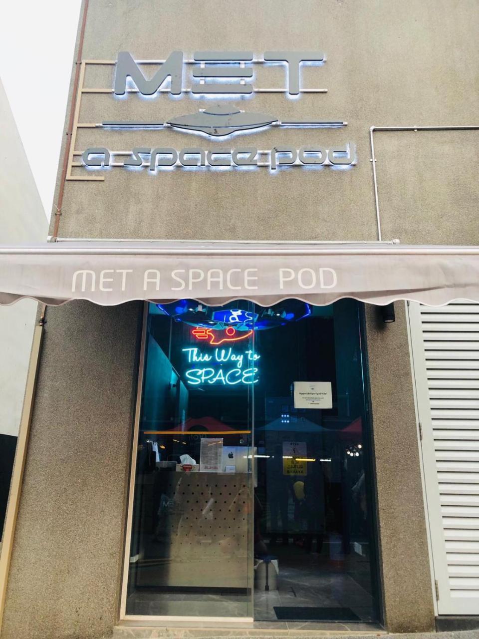 Met A Space Pod At Arab Street Singapur Exterior foto