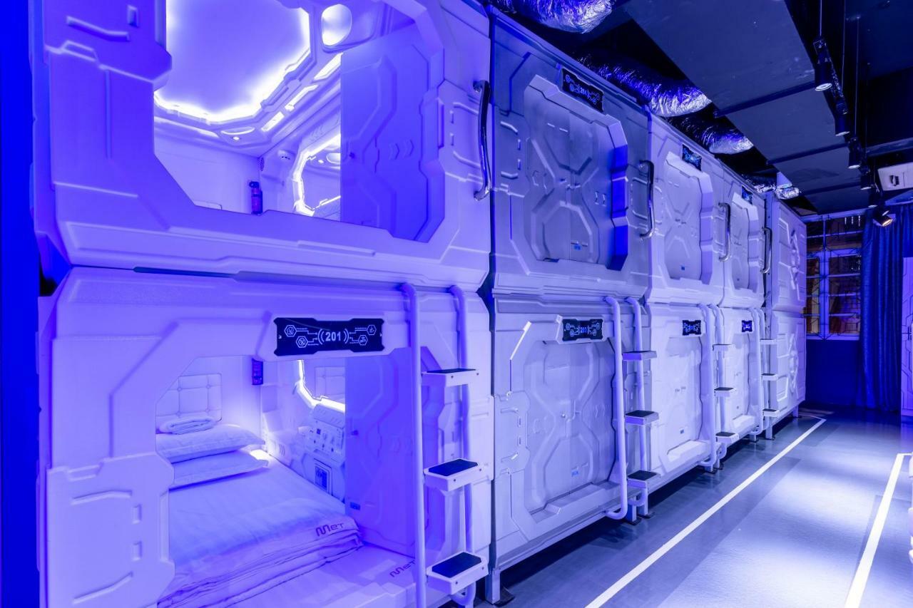 Met A Space Pod At Arab Street Singapur Exterior foto